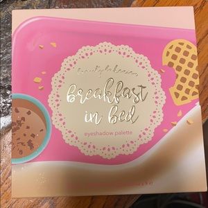 Beauty bakerie eyeshadow pallet “breakfast in bed”